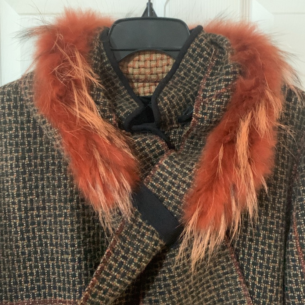 TWEED/ Herringbone coat with fur trim. - Picture 2 of 13